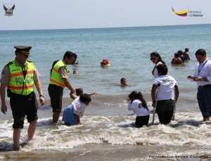 La Policía Nacional compartió una mañana agradable con personas que poseen síndrome de Laron, en la playa El Murciélago de Manta (2)