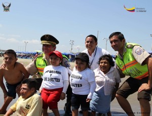 La Policía Nacional compartió una mañana agradable con personas que poseen síndrome de Laron, en la playa El Murciélago de Manta
