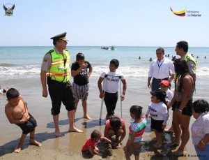 La Policía Nacional compartió una mañana agradable con personas que poseen síndrome de Laron, en la playa El Murciélago de Manta (4)