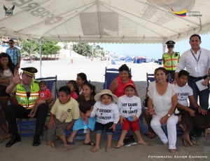 La Policía Nacional realizó una integración de personas con síndrome de Laron, con una amena mañana en la playa El Murciélago de Manta