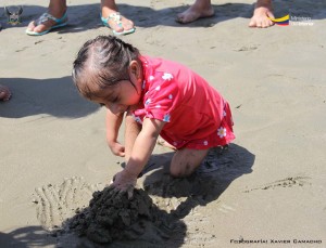 La más pequeña con síndrome de Laron, disfrutó de su paseo por la playa El Murciélago de Manta