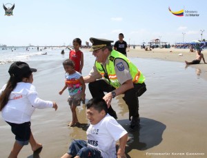 Los pequeños oriundos de Montecristi, se divertieron con el paseo brindado por la Policía Nacional en la playa El Murciélago de Manta (1)