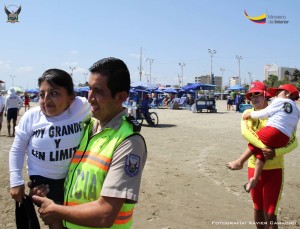 Los pequeños oriundos de Montecristi, se divertieron con el paseo brindado por la Policía Nacional en la playa El Murciélago de Manta