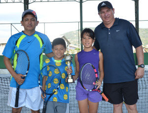 Los tenistas vicecampeones con sus entrenadores