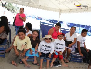 Personas con síndrome de Laron, disfrutaron de la playa El Murciélago en Manta