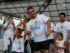 Premiación a una persona con discapacidad física que participó en la carrera 5K en Manta