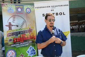 El presidente de fdm da la bienvenida a los presentes