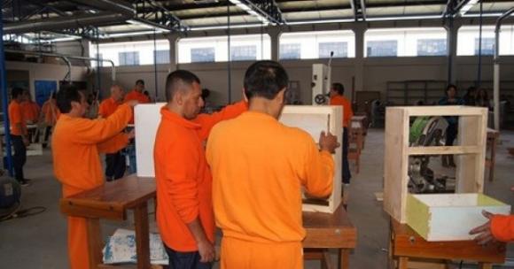 Presos ecuatorianos trabajaron en la  señalética para la  visita del papa  Francisco a Quito y Guayaquil