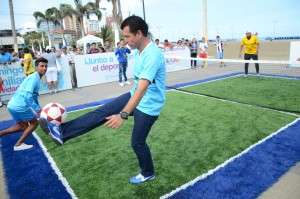 Carlos Vera domina el balón durante su participacion en el futbol-tenis