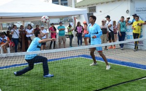 El presidente de FDM, Carlos Vera (i) cabecea el balon