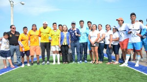 El presidente de FDM, Carlos Vera, junto con exfutbolistas y varias autoridades