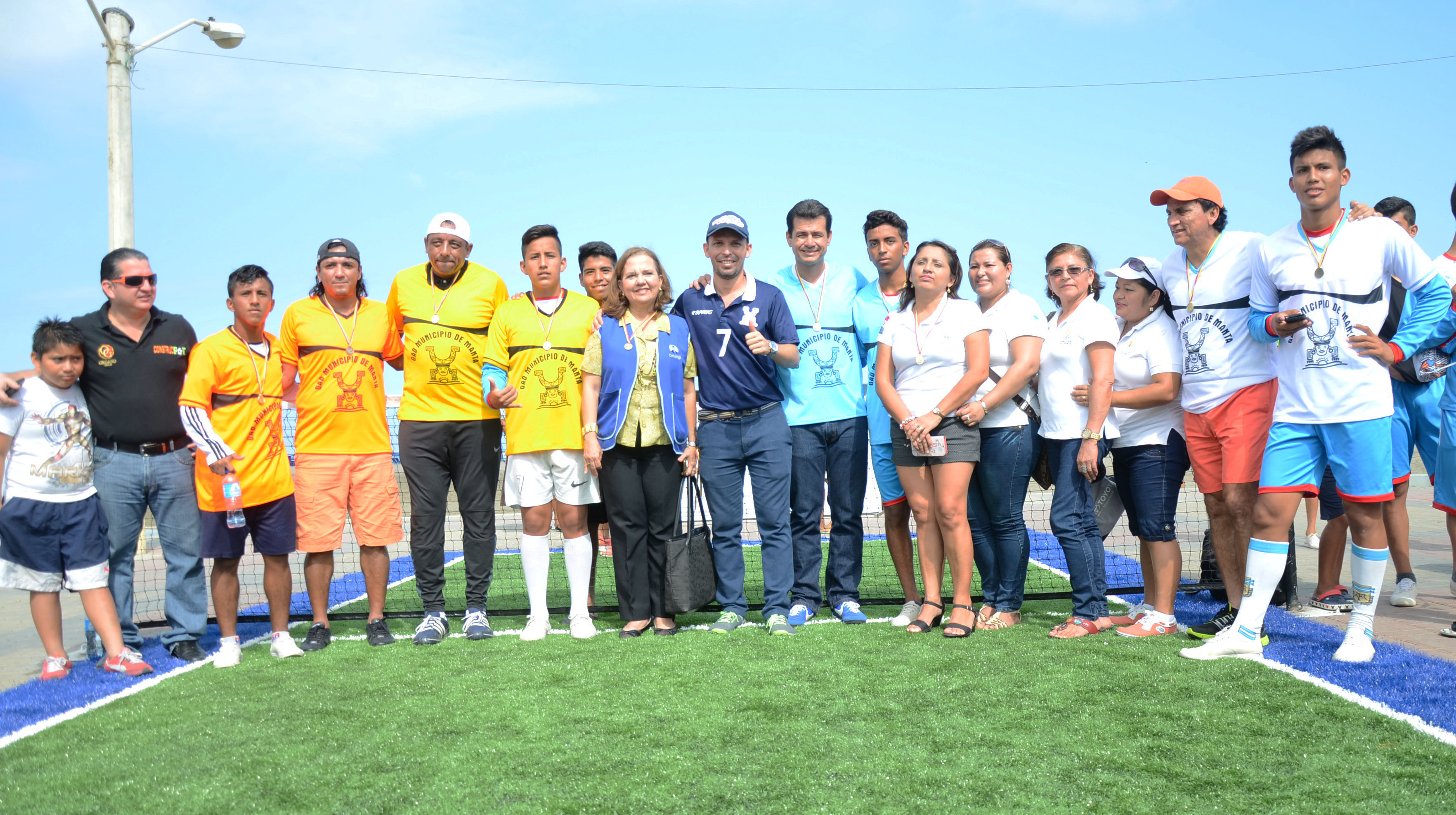 Presidente de FDM compartió con exfiguras del fútbol