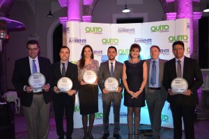 Verónica Arias, Secretaria de Ambiente con el Concejal Eduardo del Pozo, junto con Los Ganadores de la Distinción Ambiental Metropolitana 2015 de las empresas Cervecería Nacional, GM-OB Ecuador y Holcim Ecuador.