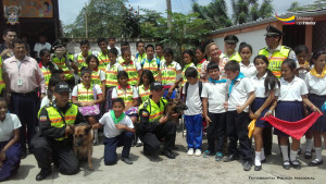 La Policía Nacional junto con la Brigada Estudiantil, como parte del Programa Escuela Segura en Chone (1)