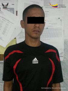 Luis Adalberto Z.R., detenido durante allanamiento, por presunta tenencia de drogas en el Cantón El Carmen