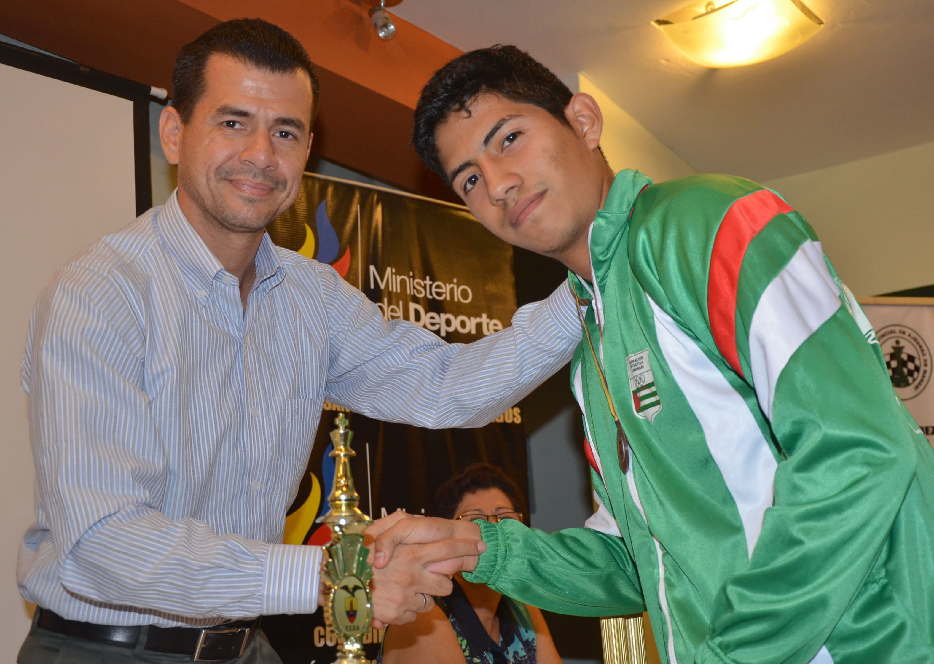 Vicente Azua (d) es felicitado por el presidente de FDM, Carlos Vera