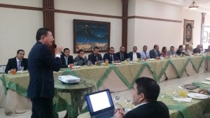 alcalde expone el plan de desarrollo