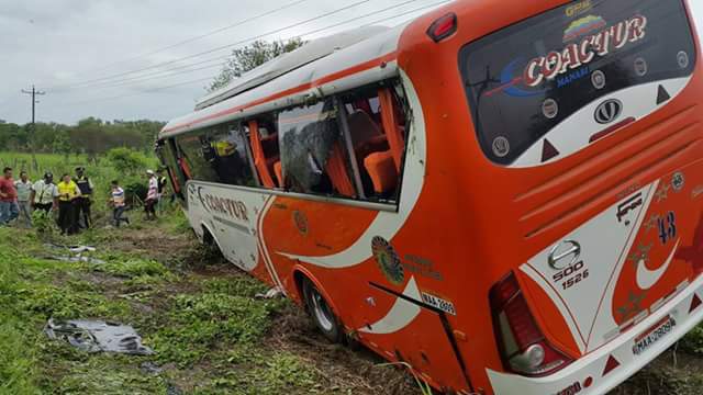 2 personas fallecieron tras ser atropelladas por bus interprovincial