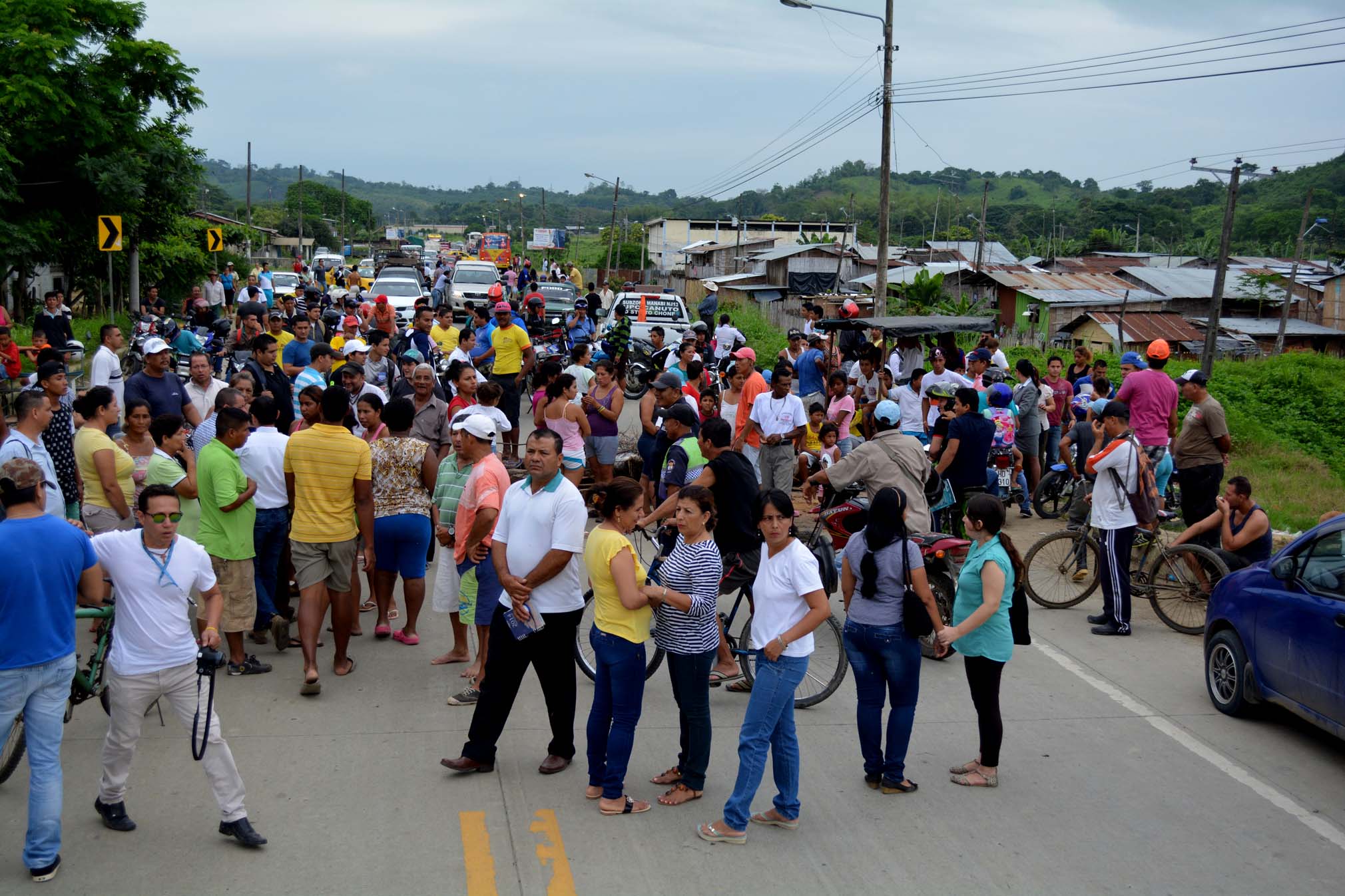 Atropellamiento provoca  cierre de vía en Chone