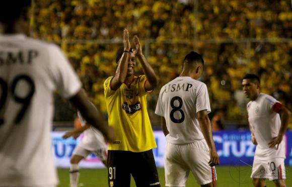 Ronaldinho encendió la ilusión en Barcelona y ayudó a sanear parte de sus deudas