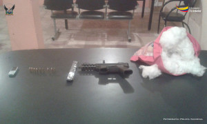 Arma de fuego tipo subametralladora, que supuestamente se encontaba en poder de Fernando Guillermo R.C., detenido en Portoviejo