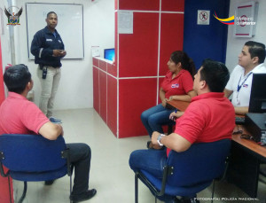 Capacitación preventiva, brindada al personal que labora en almacenes de línea blanca, por parte de la Dinapen en Manabí (3)