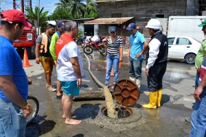 Con bombas realizan evacuacion de agua en parroquia San Antonio, despues del deborde del río el día lunes