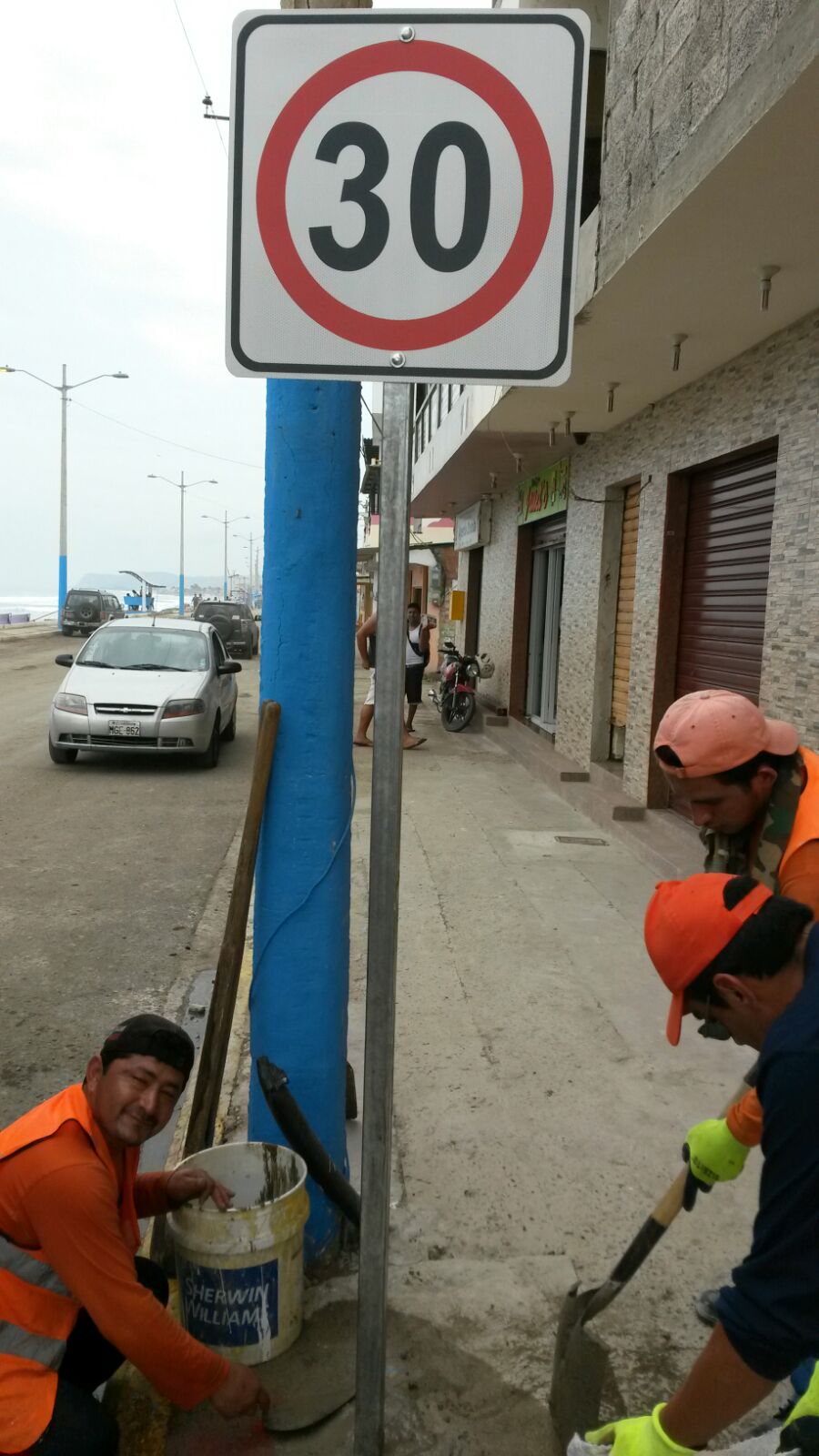 Señalética vertical en malecón de Crucita