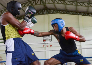 Victor Castillo (i) de Napo vs Ludy Tenorio de Orellana