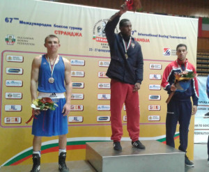 Carlos Mina celebra en lo alto de podio la medalla de oro