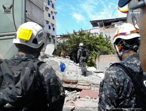 La Policía Nacional a través del GIR%2c realiza labores de rescate%2c después del terremoto en Manta (16)