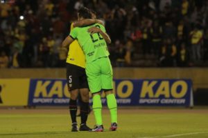 El defensa de Barcelona Gabriel Márquez (5) y el portero Damián Lanza se estrecharon en un interminable abrazo tras el gol anotado por Erick Castillo