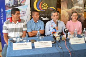 En el acto, participaron el Ministro de Turismo, Fernando Alvarado; el alcalde subrogante de Puerto López, Cinerman Miranda; la gerente del proyecto del Área Turística Protegida (ATP) en Puerto López, Amnuska Veliz y el coordinador de la zona 4 del SECOB, Winston Rezabala.