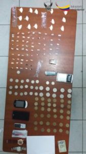 Martha C. y Bryan A.detenidos por presunto expendio de drogas en el sector Santa Clara% en Manta