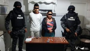 Martha C. y Bryan A.detenidos por presunto expendio de drogas en el sector Santa Clara% en Manta