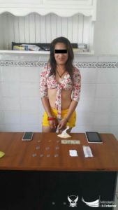 Nexar A. alias Lizzy detenido por presunto expendio de drogas en el barrio Santa Ana en Manta