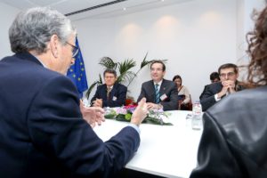 Juan Carlos Cassinelle reunido con eurodiputados del parlamento Europeo.