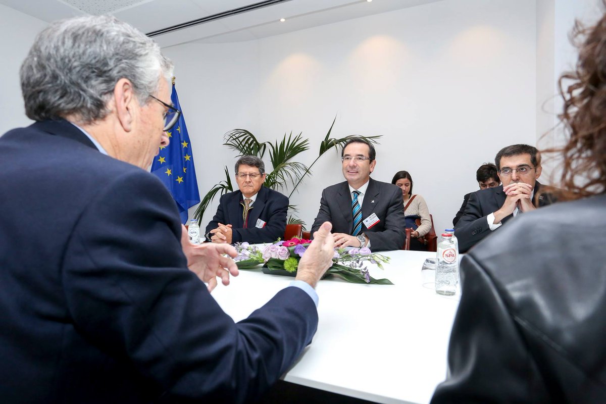 Juan Carlos Cassinelle reunido con eurodiputados del parlamento Europeo.