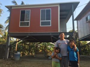 Francklin Montes y su familia, beneficiarios del proyecto en el sector Las Peñas, Rocafuerte