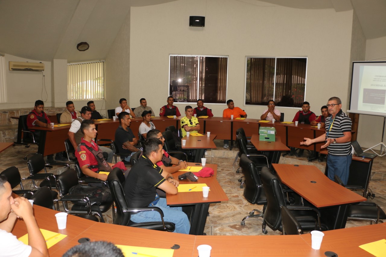 Guardias de seguridad  de la utm reciben capacitación