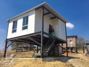 Nueva vivienda de Carmen Vélez construida en terreno propio, entregada por el Gobierno Nacional a través de EEEP en el barrio Las Peñas, Rocafuerte.