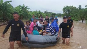 thumbnail_Rescate y evacuación de personas afectadas por las inundaciones en Manabí (6)
