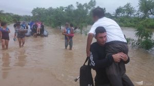 thumbnail_Rescate y evacuación de personas afectadas por las inundaciones en Manabí (8)