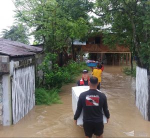 thumbnail_Se trasladaron electrodomésticos que se encontraban en las viviendas de los afectados por las inundaciones en Manabí (2)